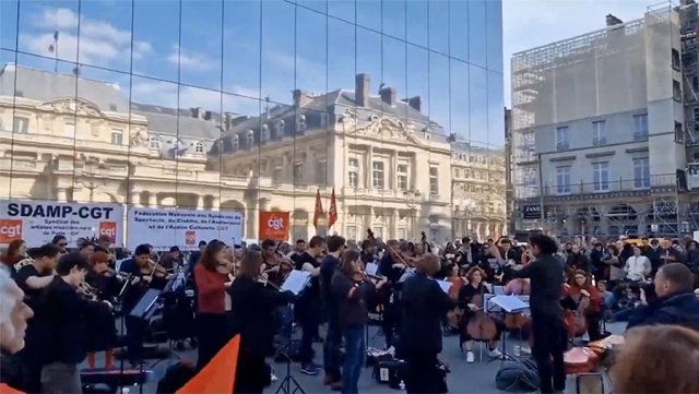 Симфонический оркестр в Париже выступил против пенсионной реформы