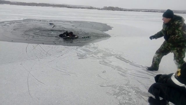Рыбак скончался в Тюменской области, провалившись под лёд