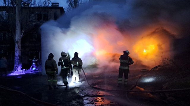 В Брянской области возбуждено дело по факту пожара в жилом доме, унесшего жизни троих детей