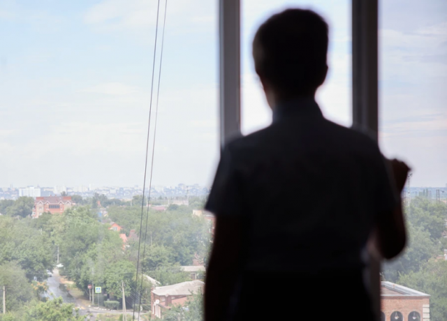 Несовершеннолетняя выпала из окна многоэтажки в Москве
