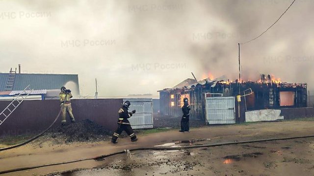 Пожар бушует в Курганской области