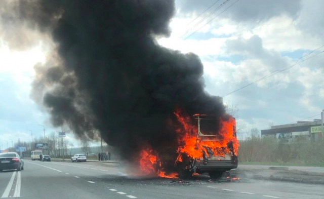 В Череповце произошло возгорание микроавтобуса с пассажирами