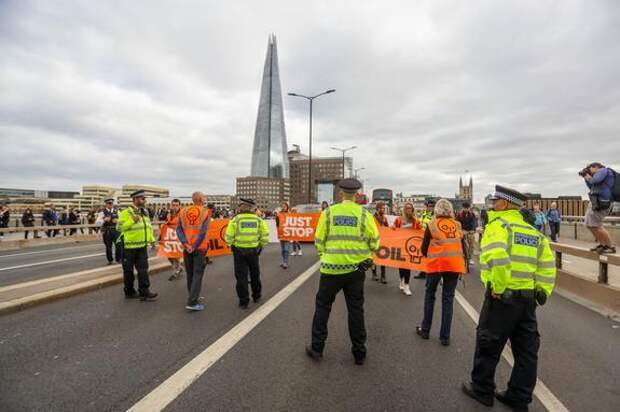 Активисты-экологи в знак протеста прервали движение на лондонских мостах