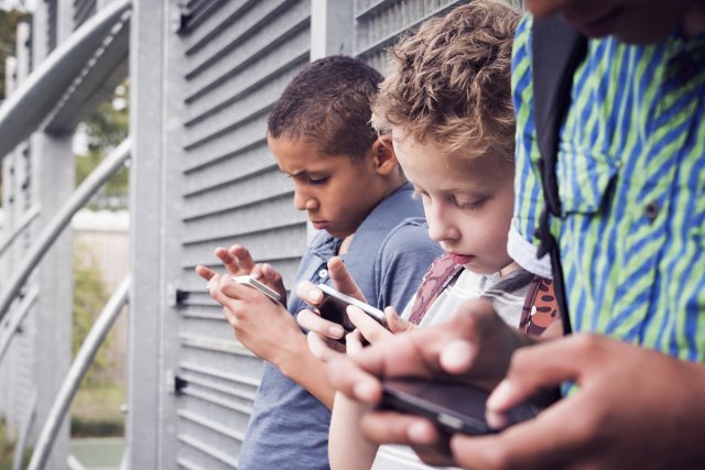 В Германии предлагается запретить для детей использование смартфонов