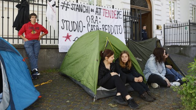 В Риме студенты вышли на акцию протеста по факту высокой стоимости аренды