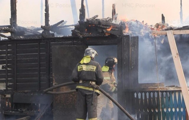 Два человека погибли при пожаре в жилом доме в Приангарье