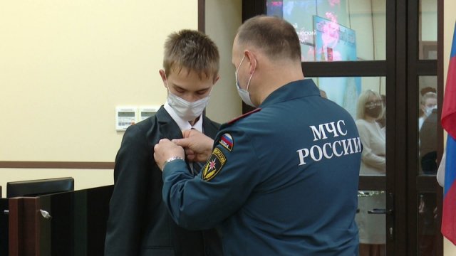Школьника из Кемеровской области наградили за спасение детей из пожара