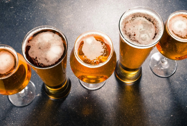 Врач предупреждает, что употребление пива может привести к алкогольной зависимости