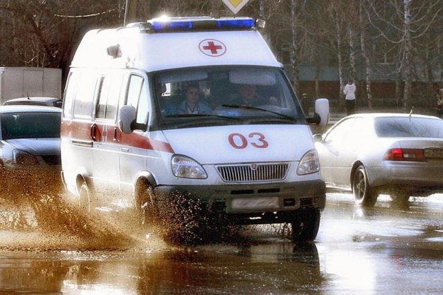 Девушка в Санкт-Петербурге пострадала, упав с самоката на шампуры