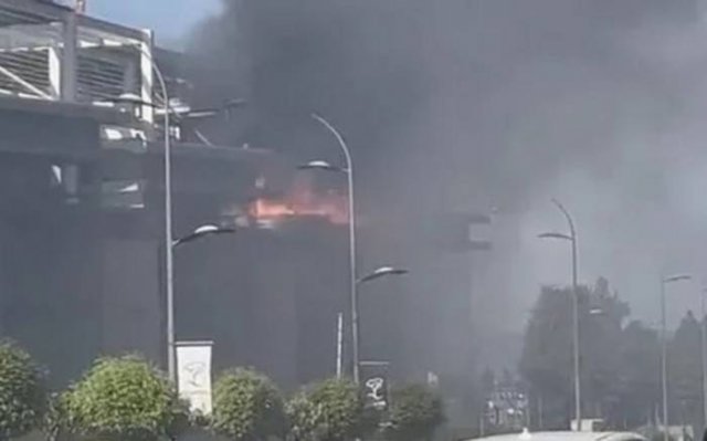 Пожар вспыхнул в торговом центре Istinye Park в Стамбуле