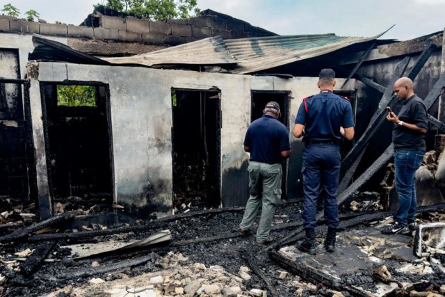 Трагический инцидент в Гайане: школьница арестована после смертельного пожара, унесшего 20 жизней