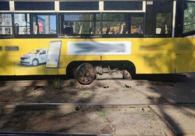 Трамвай сошел с рельсов в Томске, три человека пострадали