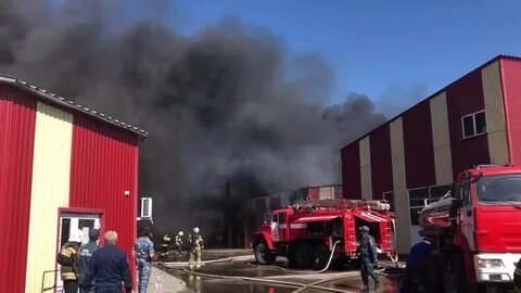 Пожар охватил склад посуды и электрооборудования в Ростовской области