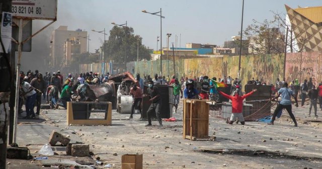 Сообщается о нескольких погибших во время протестов в Сенегале
