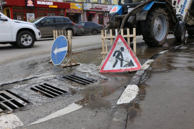 Жители Саратова возмущены бездействием властей по факту аварии на водопроводе