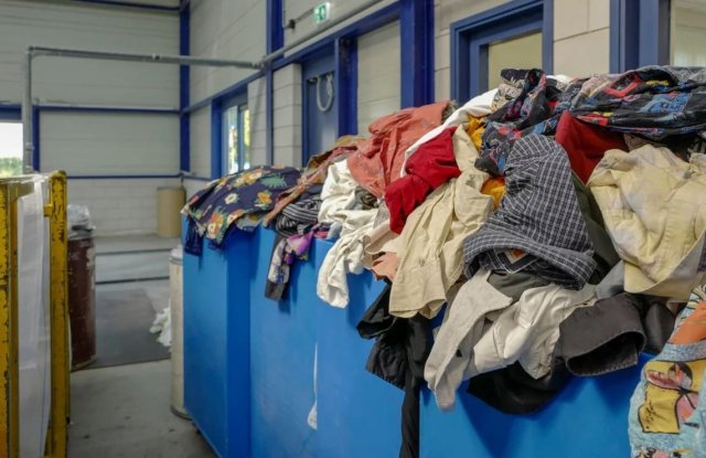 Эксперт поддержал запрет выбрасывать одежду в мусорные баки в России