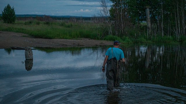 На берегу реки в Иркутске ведутся поиски пропавшей 18-месячной девочки