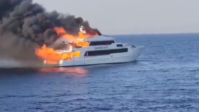 Туристическая яхта загорелась в Красном море, несколько британцев пропали без вести