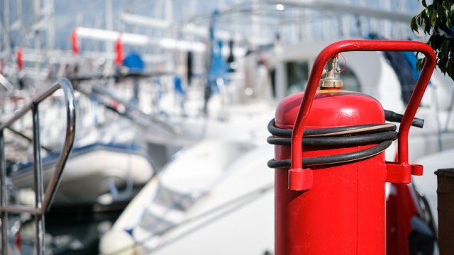 Три британских туриста пропали без вести, двенадцать спасены при пожаре на лодке в Красном море