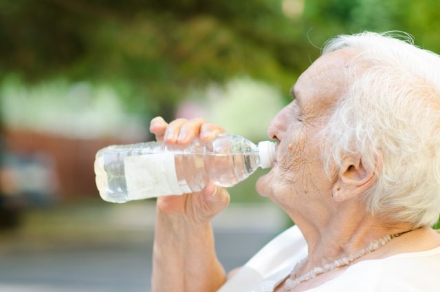 Эндокринолог напомнил о важности соблюдения питьевого баланса для пожилых людей