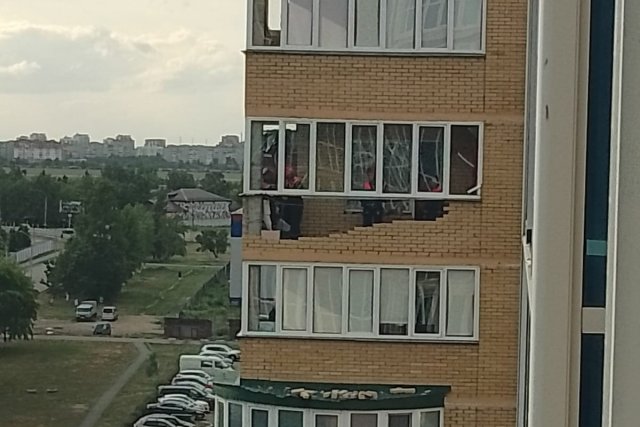 В Омске из-за сильного ветра обрушилась конструкция балкона