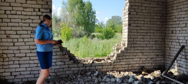 Трагический случай: дети пострадали при обрушении кирпичной стены в Саратовской области