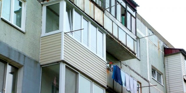 Трагический случай: ребенок госпитализирован после падения из окна московской квартиры