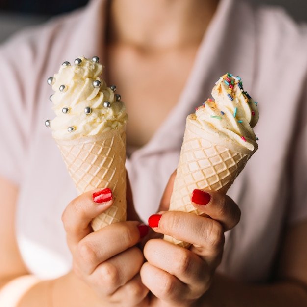 Гастроэнтеролог подчеркивает риски употребления мороженого при определенных состояниях