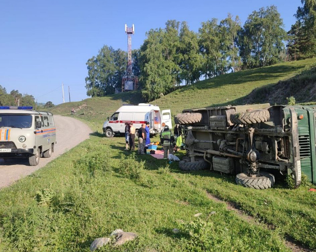 Авария грузовика в Горном Алтае: при опрокидывании пострадали туристы