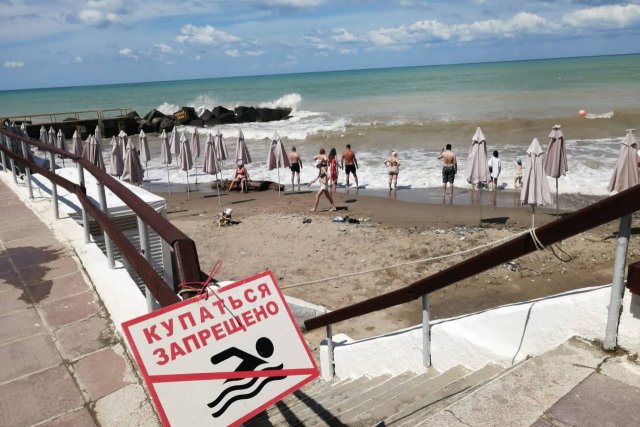 Запрет на купание ввели на нескольких пляжах Псковской области