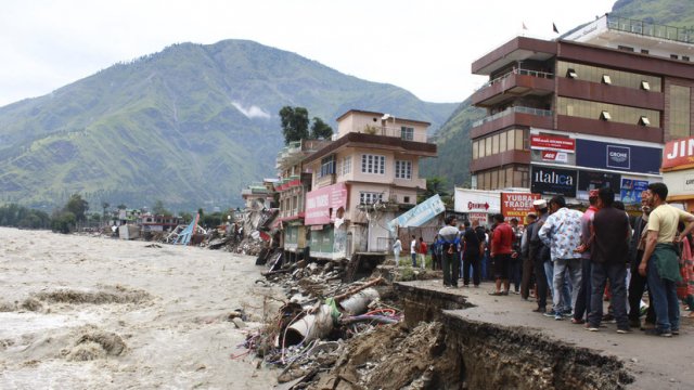 Группа из 15 российских туристов застряла в индийской горной деревне после проливных дождей