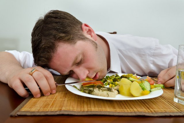 Эксперт рассказал, почему люди после еды ощущают упадок сил