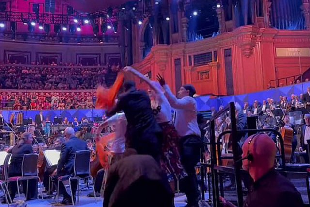 Экоактивисты сорвали открытие фестиваля классической музыки в Лондоне