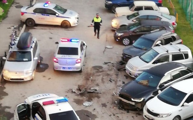 Водитель Porsche протаранил припаркованные автомобили, спасаясь от полиции в Екатеринбурге