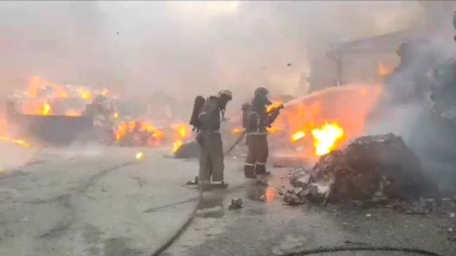 Масштабный пожар на складе макулатуры под Ростовом успешно потушен