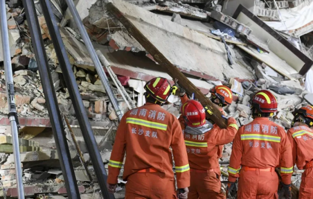 Число погибших возросло до 11 в результате обрушения потолка в китайской школе