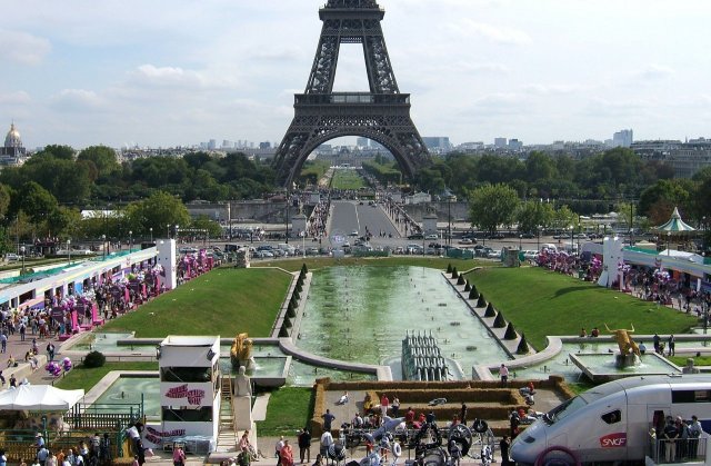 Тревожный инцидент в Париже: пятеро злоумышленников напали на девушку возле Эйфелевой башни