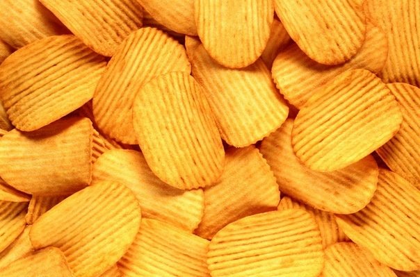 Эксперт предупреждает: все чипсы, даже натуральные ингредиенты, представляют риск для фигуры