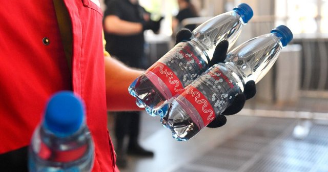 Бесплатная раздача воды облегчит дискомфорт от жары на московском транспорте