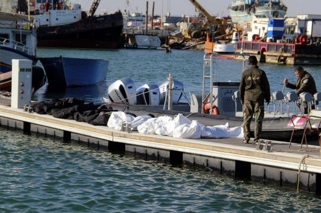 Мигранты в Средиземном море напали на береговую охрану
