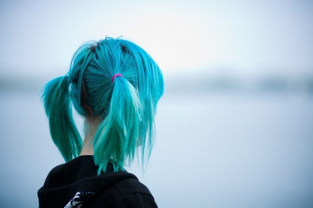 Девушку на Урале избили из-за голубого цвета волос