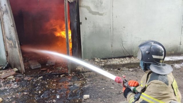 В Саратове во время пожара на складе пострадал местный житель