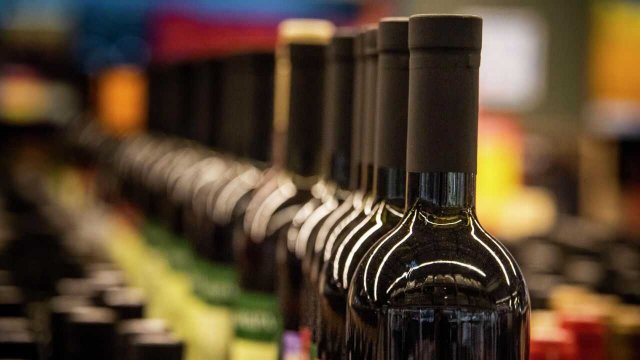 Эксперты Роскачества дали рекомендации о том, как выбрать вино летом