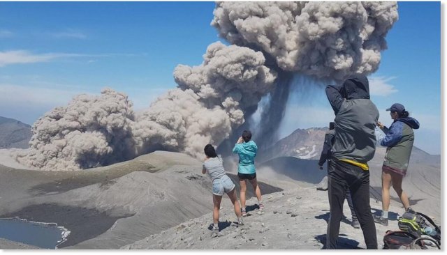 Вулкан Эбеко на Курилах дал выброс пепла