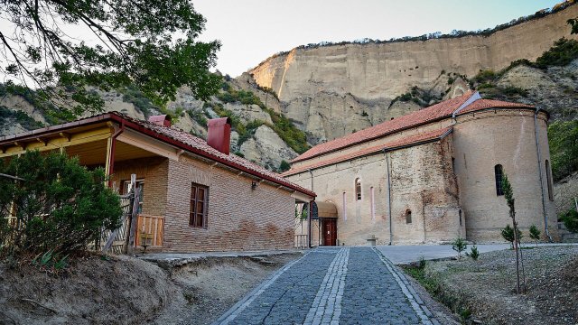 Исторический монастырь в Грузии пострадал от оползня