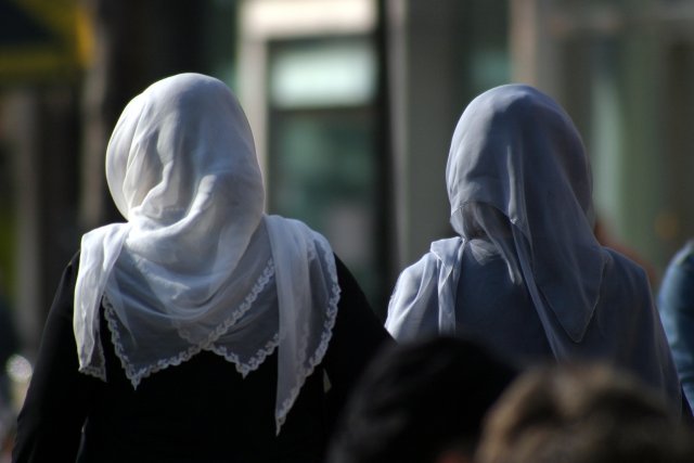 Франция вводит запрет на абайи до пола в школах