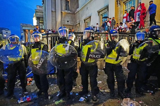 В Лондоне несколько полицейских пострадали в результате беспорядков