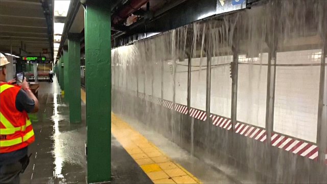 В Нью-Йорке затопило станцию метро