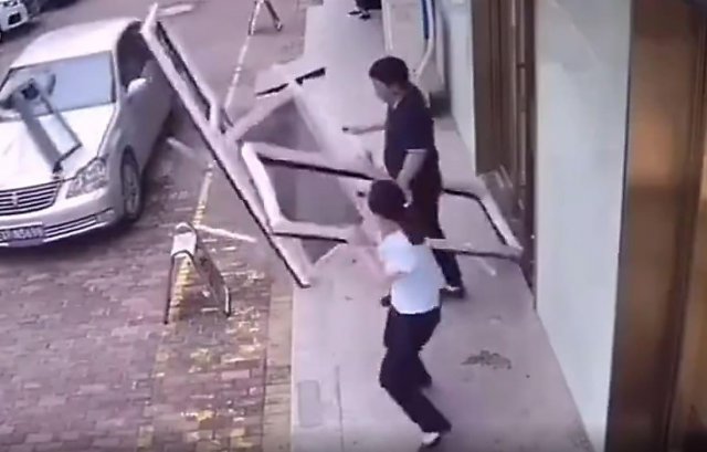 Инцидент в Кирове: упавшая с балкона деревянная колода едва не задела женщину и ребенка