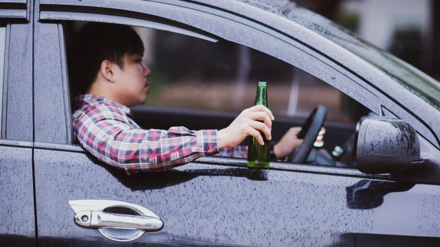Ученикам автошколы в Японии предложили употреблять спиртное на уроках